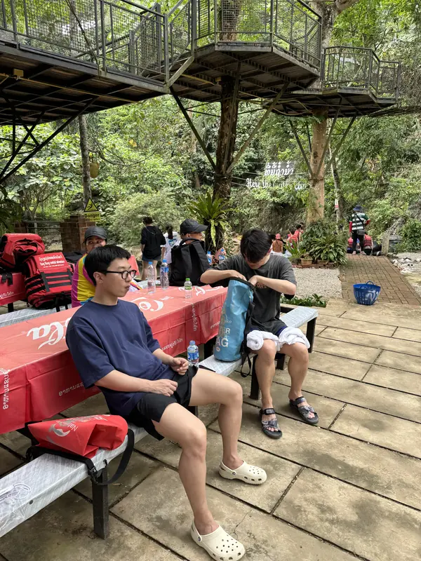 점심 식사 후 이동을 기다리는 친구들