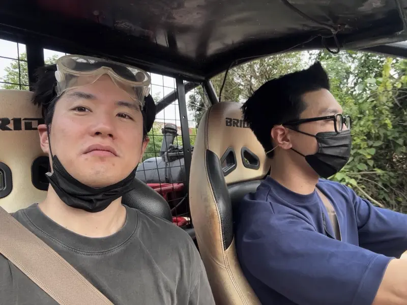 버기카 라이딩 중인 친구들