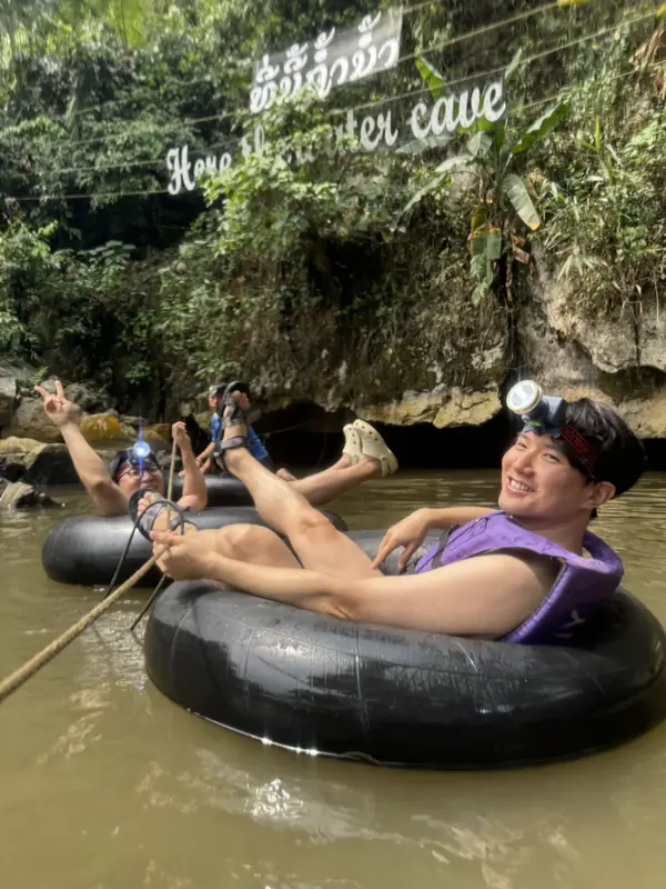 남 동굴에서 튜브를 타고 있는 친구들