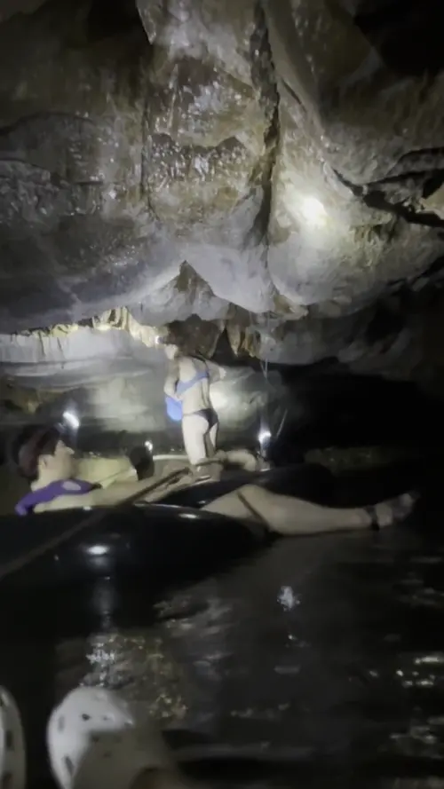 남 동굴에서 튜브를 타고 있는 친구들