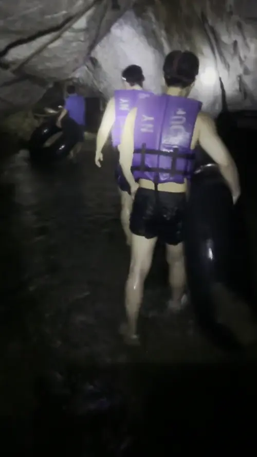 남 동굴에서 튜브를 들고 걷고 있는 친구들