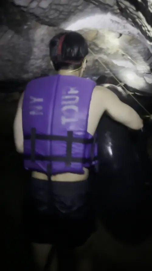 남 동굴에서 외국인에게 사진 촬영을 부탁하는 친구들