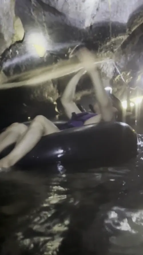 친구의 발차기로 한 바퀴 도는 다른 친구의 튜브