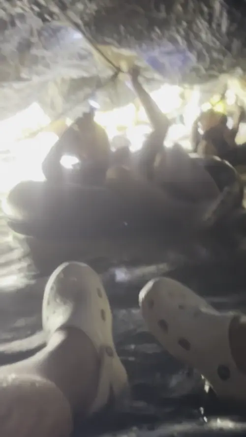 남 동굴에서 튜브를 타고 있는 친구들