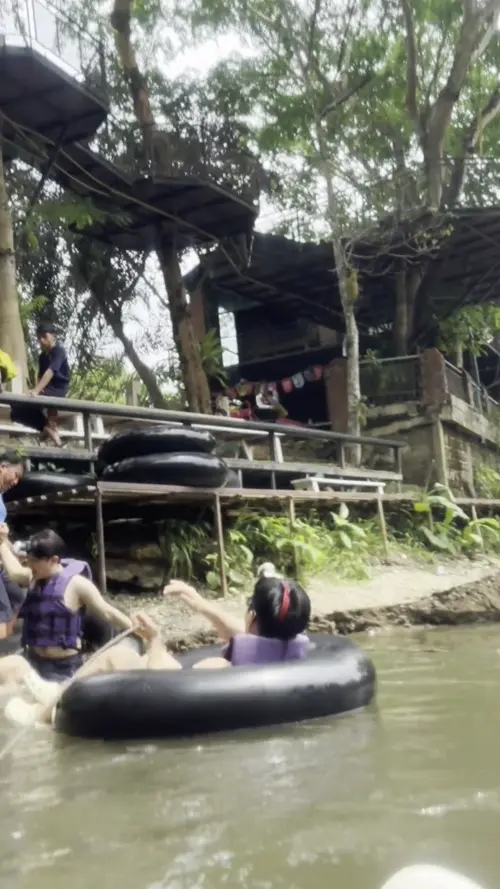 남 동굴 튜빙을 끝내고 지상으로 나가고 있는 친구들