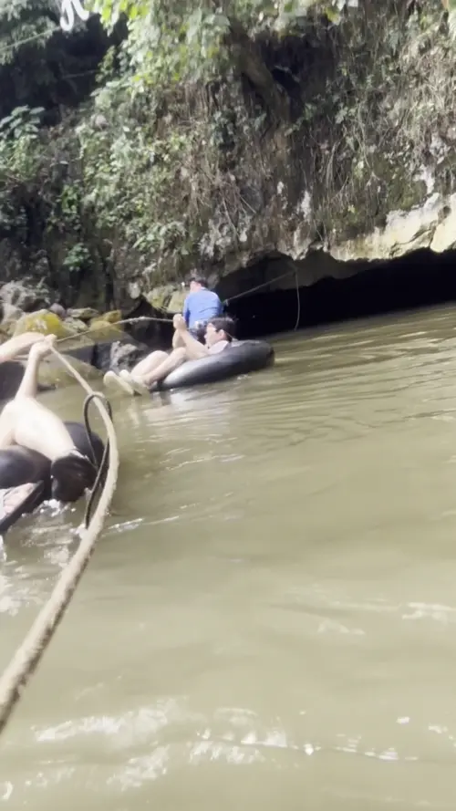 남 동굴에서 튜브를 타고 있는 친구들