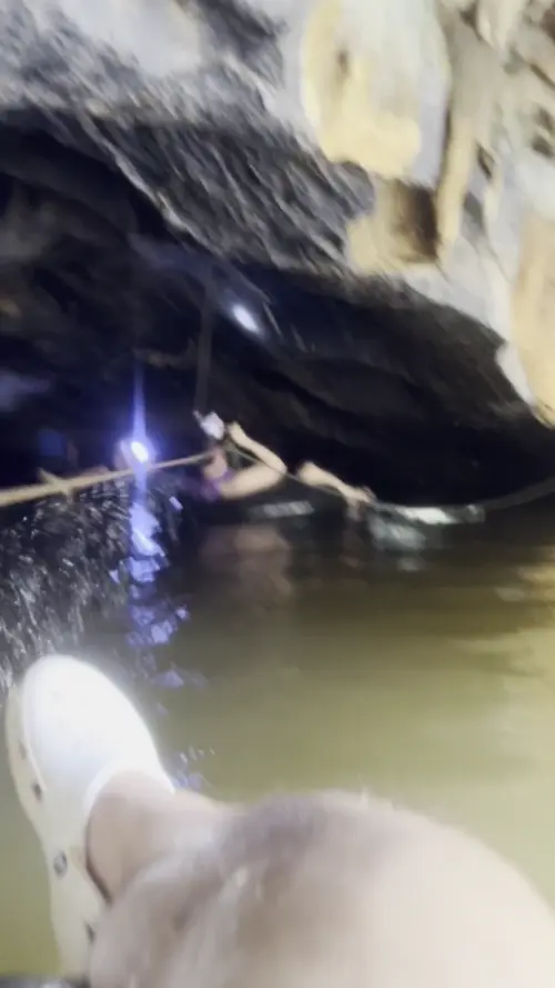 남 동굴에서 튜브를 타고 있는 친구들