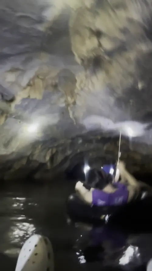 남 동굴에서 튜브를 타고 있는 친구들