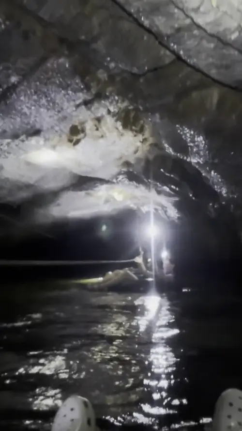 남 동굴에서 튜브를 타고 있는 친구들