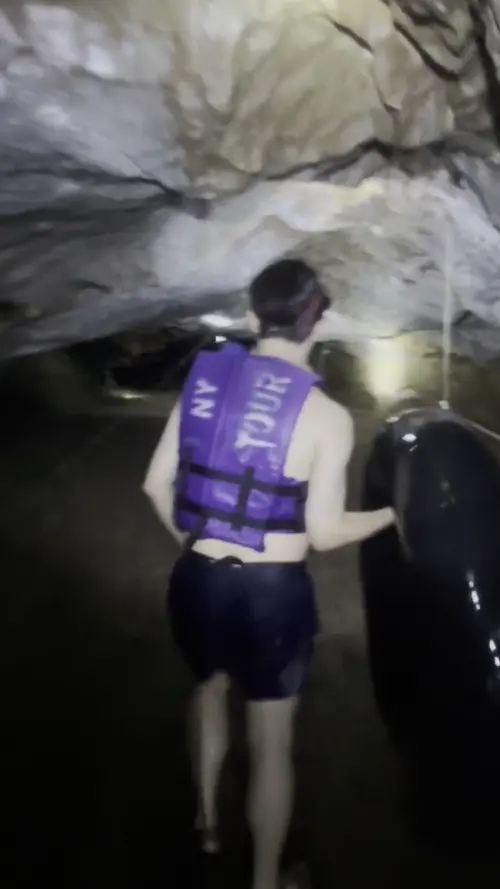 남 동굴에서 튜브를 들고 걷고 있는 친구들