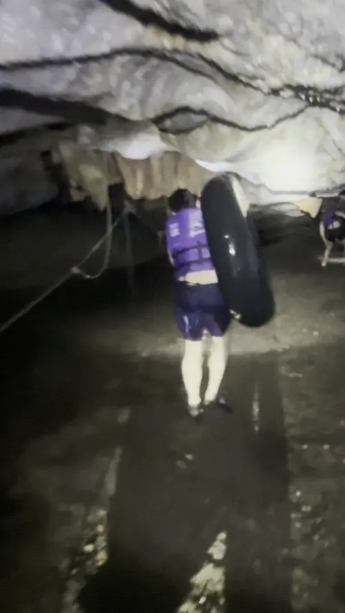 남 동굴에서 튜브를 들고 걷고 있는 친구들