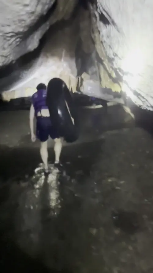 남 동굴에서 튜브를 들고 걷고 있는 친구들