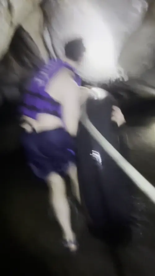 남 동굴에서 튜브를 들고 걷고 있는 친구들