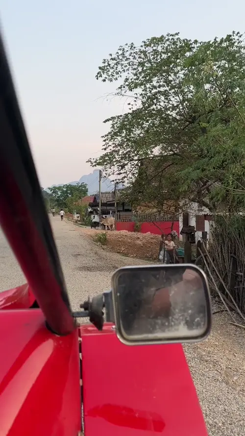 우리에게 인사를 하는 라오스 아이