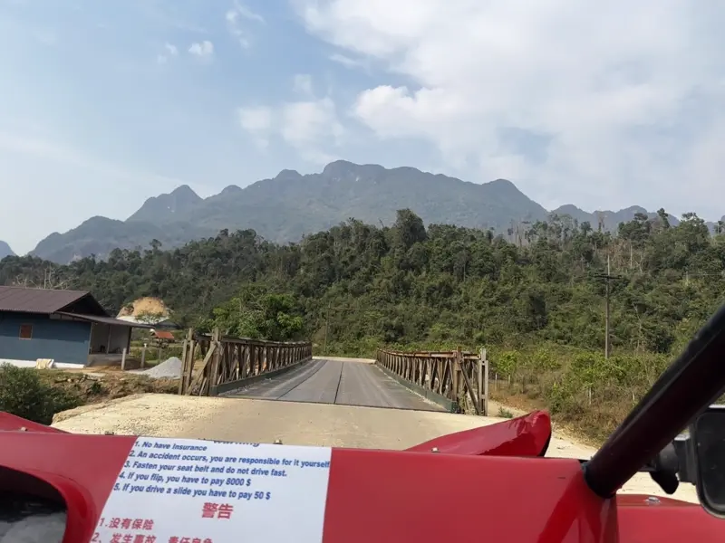 버기카로 블루 라군 3에 가는 길에 1차선 다리