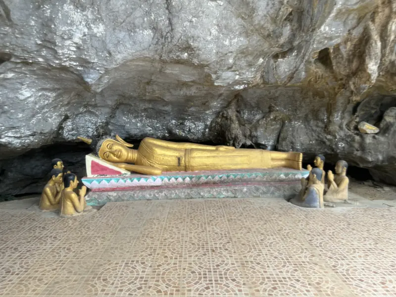 코끼리 동굴 안 작은 누워있는 부처님상