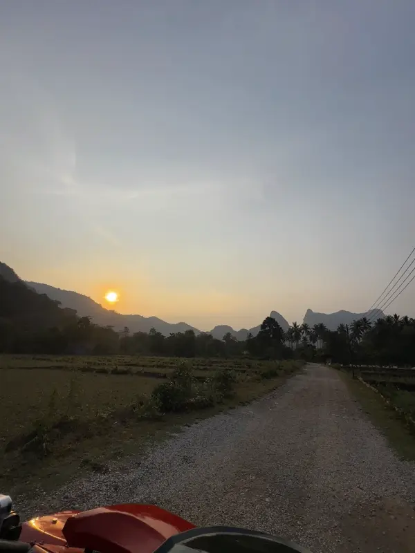 돌아가는 길 위 일몰