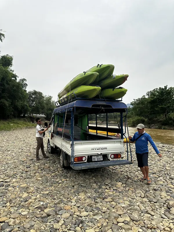 툭툭 위에 실려져 있던 카약킹 보트들