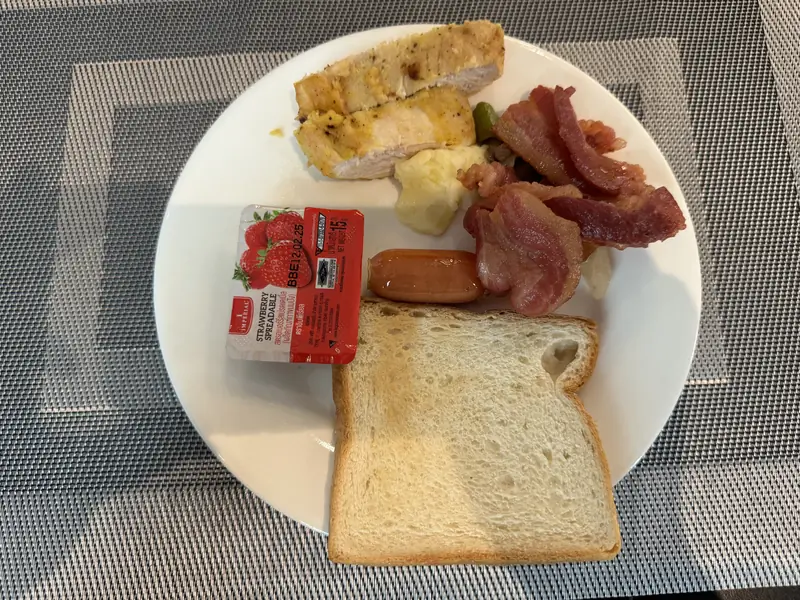 뷔페식 조식 친구의 접시