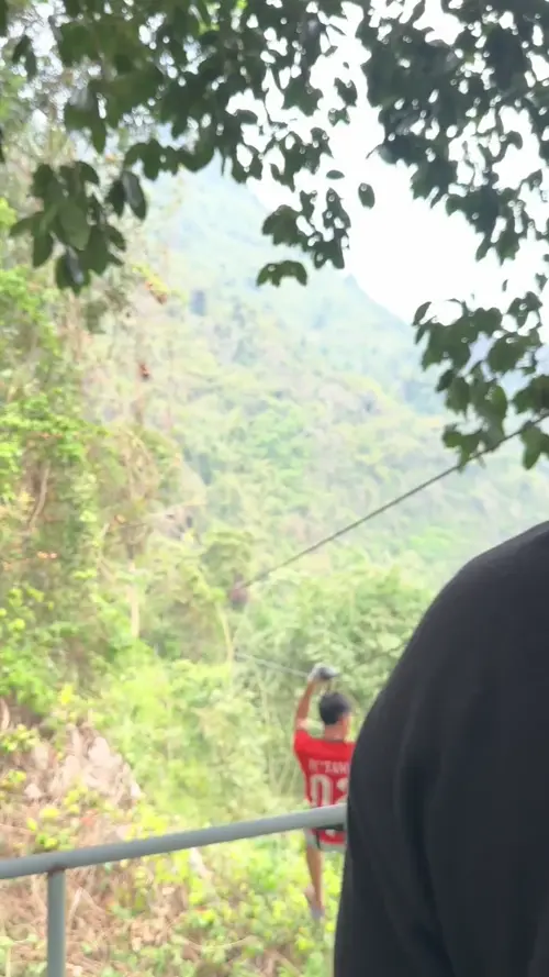 집라인을 타고 먼저 이동하시는 리드 가이드