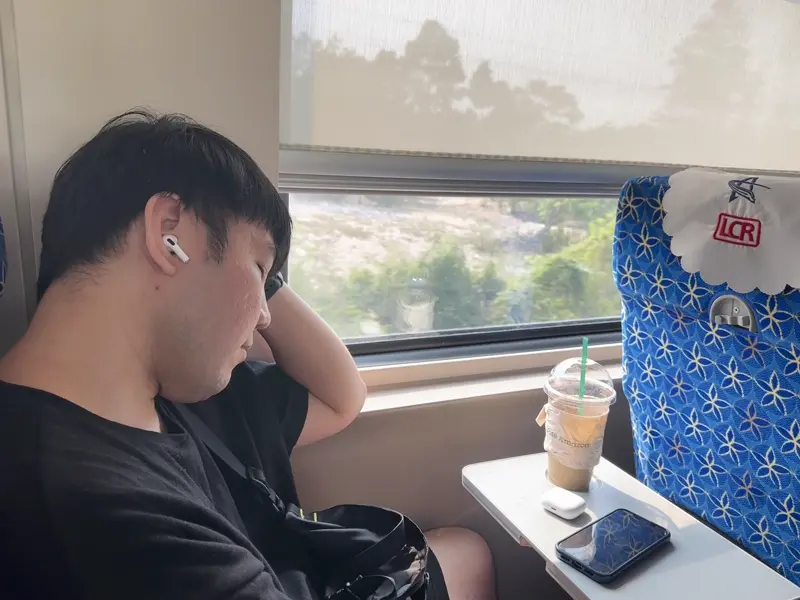 열차 안에서 선잠을 자는 블로거