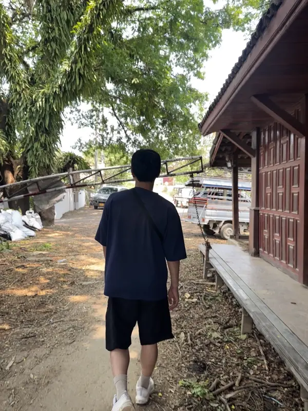 바리케이드를 지나가는 친구