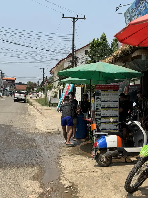 얼굴에 밀가루 칠을 한 친구