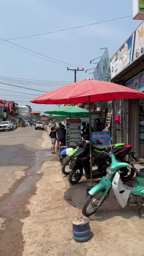 블로거와 다른 친구를 손으로 부르는 친구