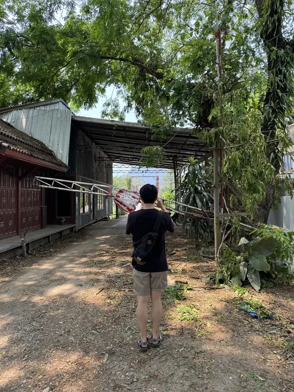 바리케이드 사진을 찍는 친구