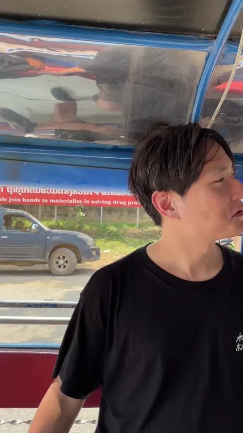 툭툭 위에 친구들