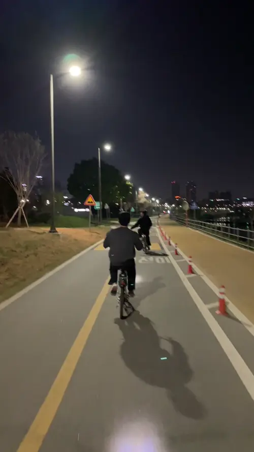 새벽에 한강 주변에서 자전거를 타는 친구들