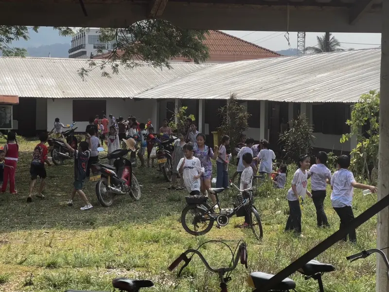 학교에서 물놀이 중인 라오스 아이들