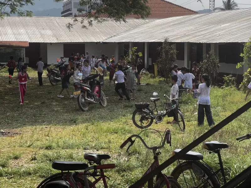 학교에서 물놀이 중인 라오스 아이들