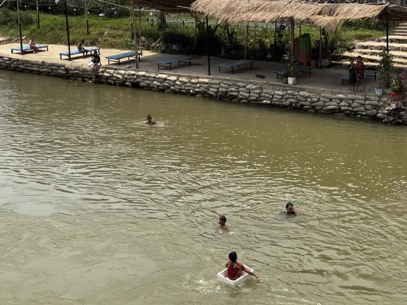남송강에서 물놀이하는 라오스 아이들