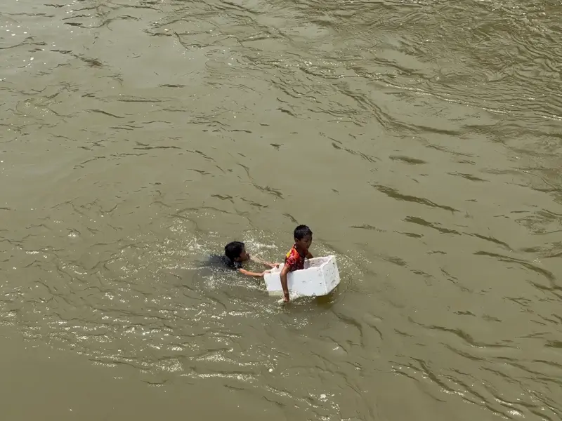 남송강에서 물놀이하는 라오스 아이들