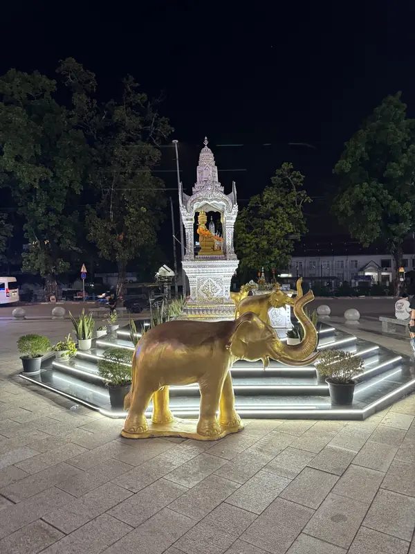 팍싼 백화점 앞의 작은 동상들