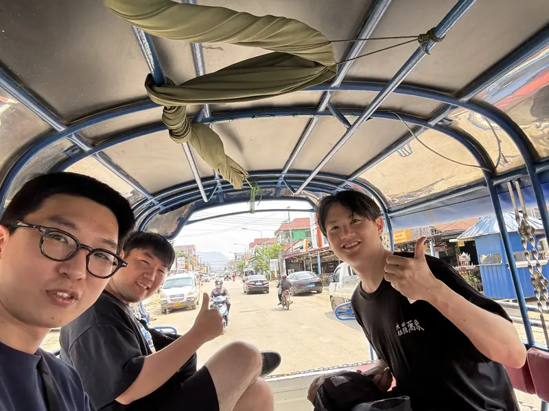 툭툭 위에서 친구들과의 단체 사진