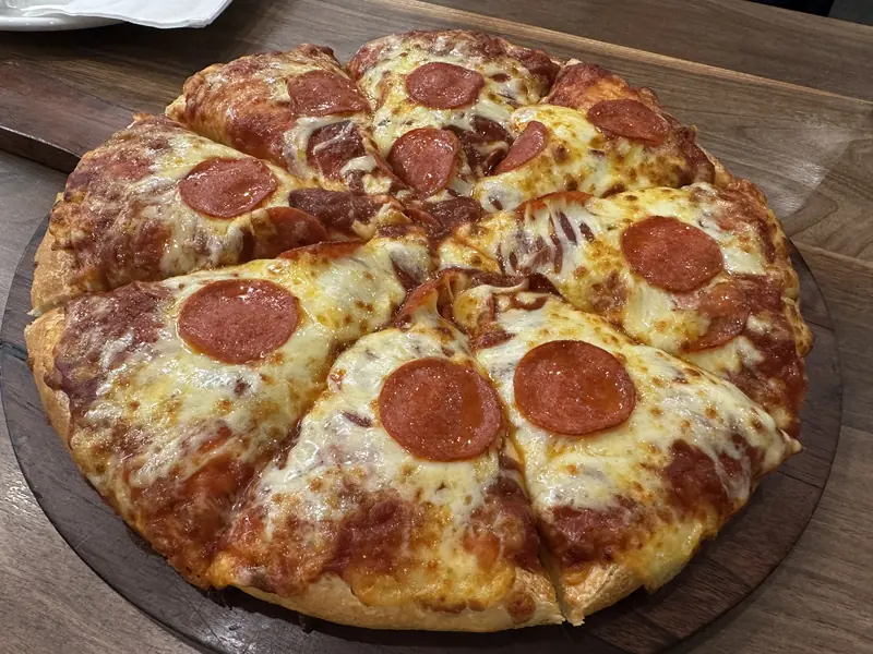 피자 컴퍼니의 페퍼로니 피자