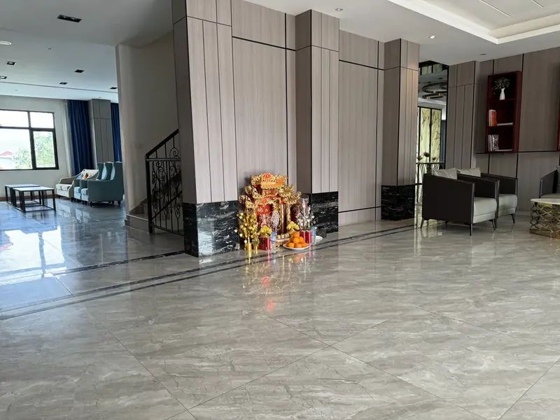 툭툭이 도착하기를 기다린 숙소 로비