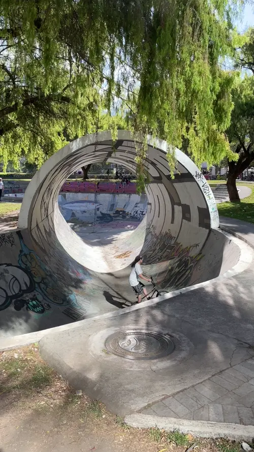 자전거를 타고 급경사를 올라오는 스포츠인