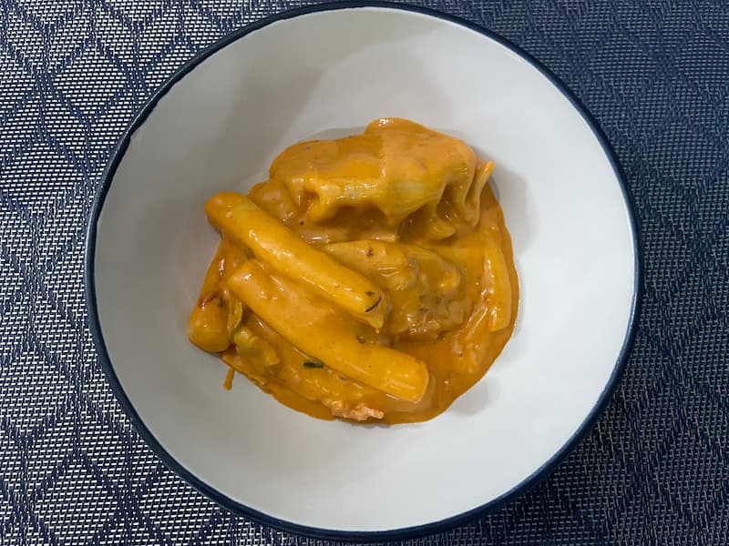 Carbonara style spicy chicken rice cakes