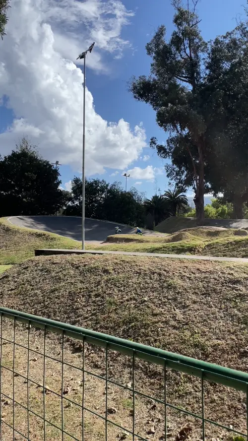 급격하게 굽은 길에서 자전거를 타는 아이들