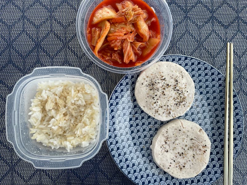 Fixed lunch menu with Chicken chest and rice as well as Kimchi