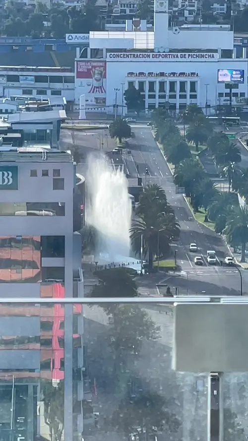 끼쎈뜨로 몰 앞에 분수처럼 터져오른 맨홀