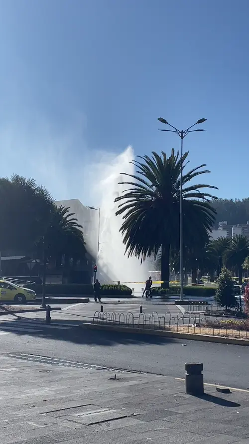 끼쎈뜨로 몰 앞에 분수처럼 터져오른 맨홀