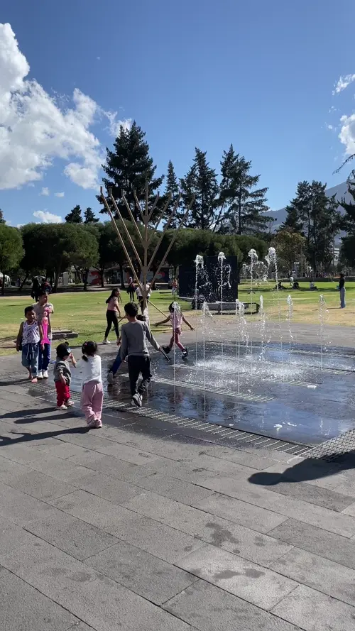 분수대 앞에서 놀고 있는 에콰도르 어린이들