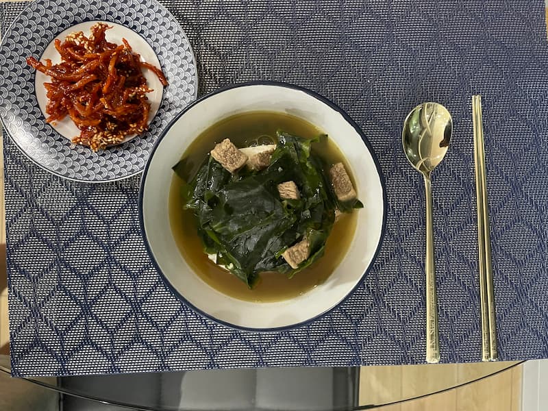Seaweed soup with spicy dried squid