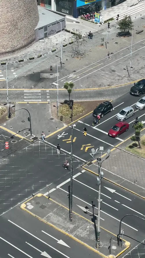 도로에서 춤을 추는 이상한 커플