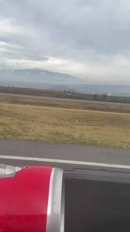 키토를 떠나 이륙하는 비행기