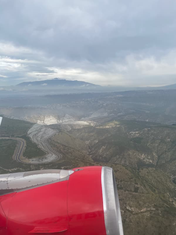 A twisted road between Quito and airport